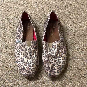 TOMS animal print slip one with gold hardware